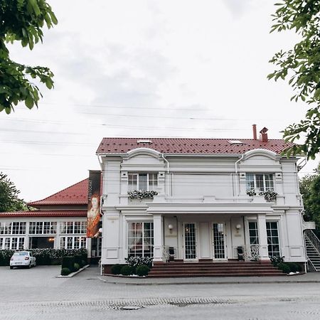 Hotel Aristocrat チェルニウツィー エクステリア 写真
