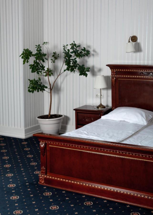 Hotel Aristocrat チェルニウツィー エクステリア 写真