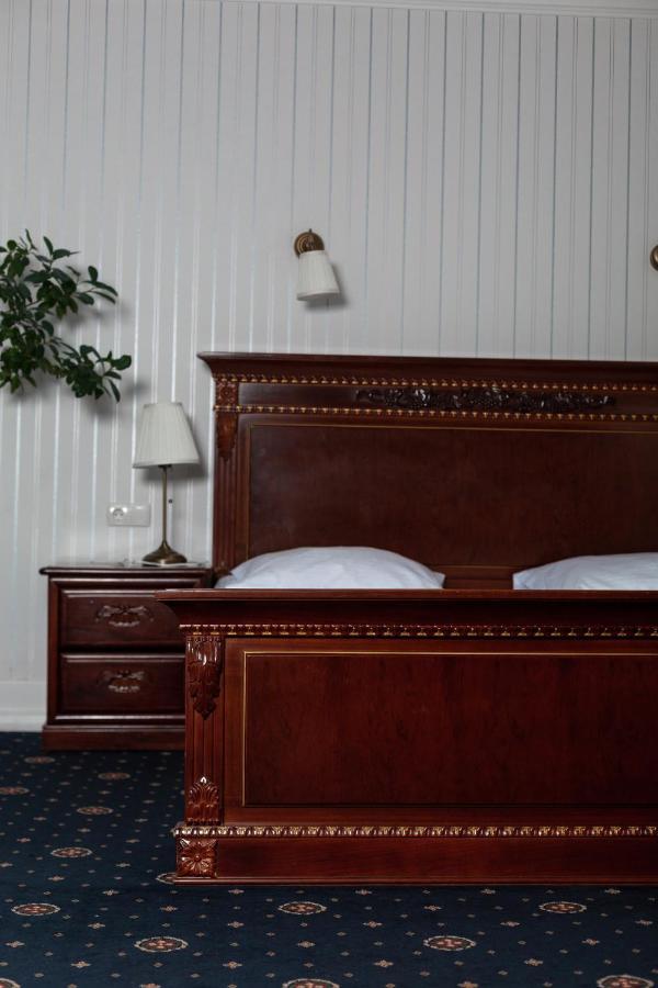 Hotel Aristocrat チェルニウツィー エクステリア 写真