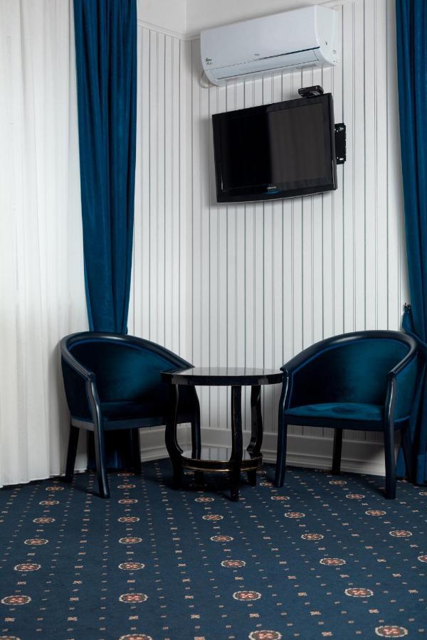 Hotel Aristocrat チェルニウツィー エクステリア 写真