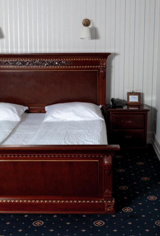 Hotel Aristocrat チェルニウツィー エクステリア 写真