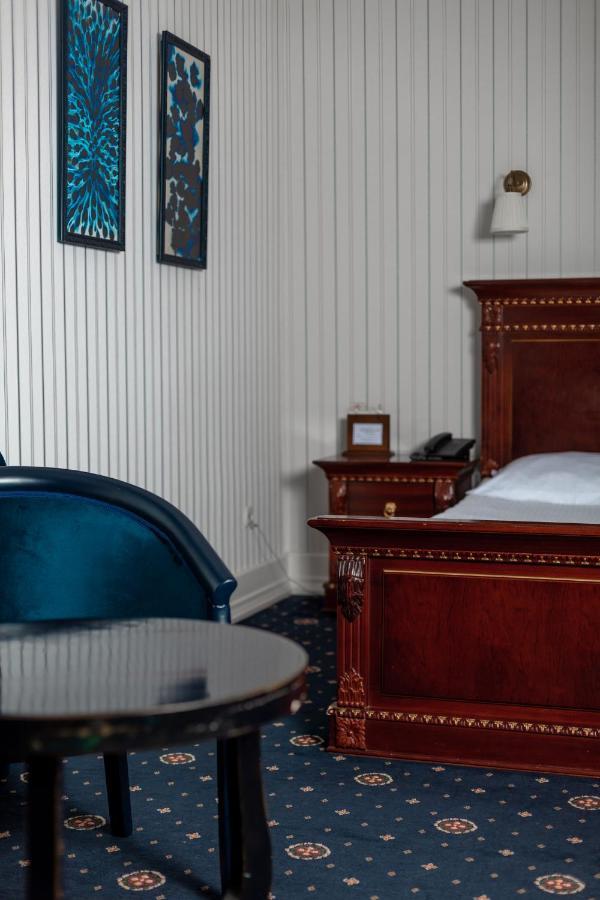 Hotel Aristocrat チェルニウツィー エクステリア 写真