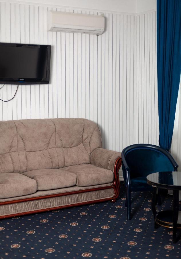 Hotel Aristocrat チェルニウツィー エクステリア 写真