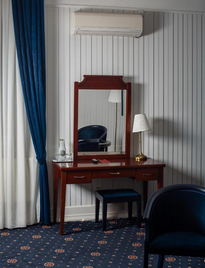 Hotel Aristocrat チェルニウツィー エクステリア 写真