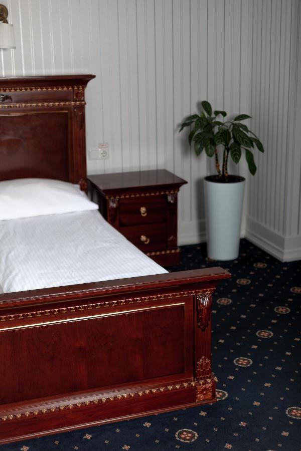Hotel Aristocrat チェルニウツィー エクステリア 写真