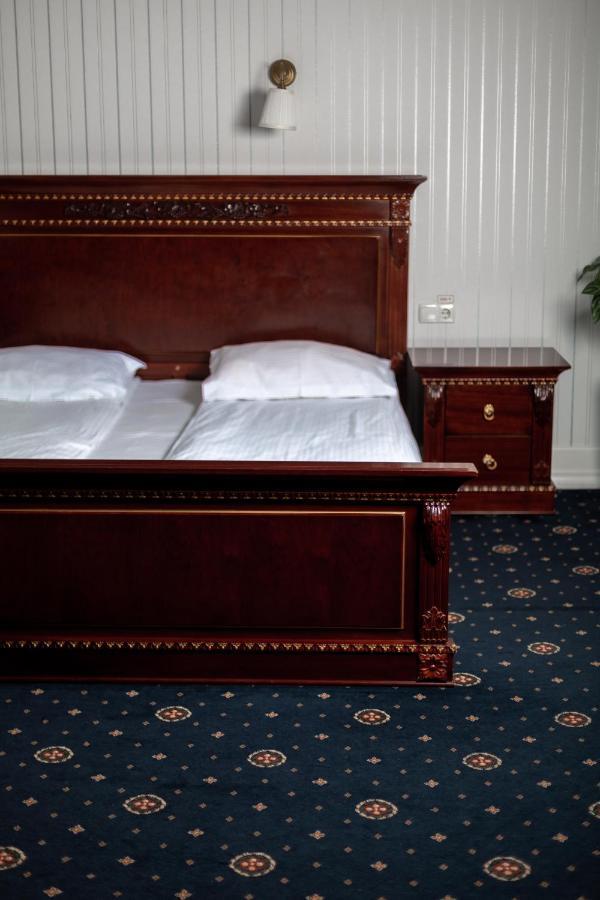 Hotel Aristocrat チェルニウツィー エクステリア 写真