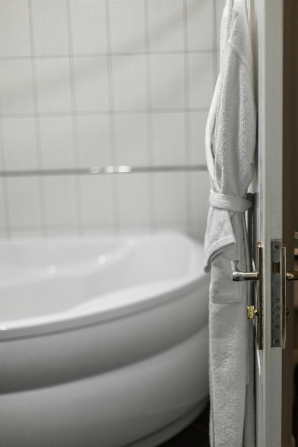 Hotel Aristocrat チェルニウツィー エクステリア 写真