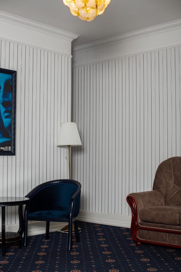 Hotel Aristocrat チェルニウツィー エクステリア 写真