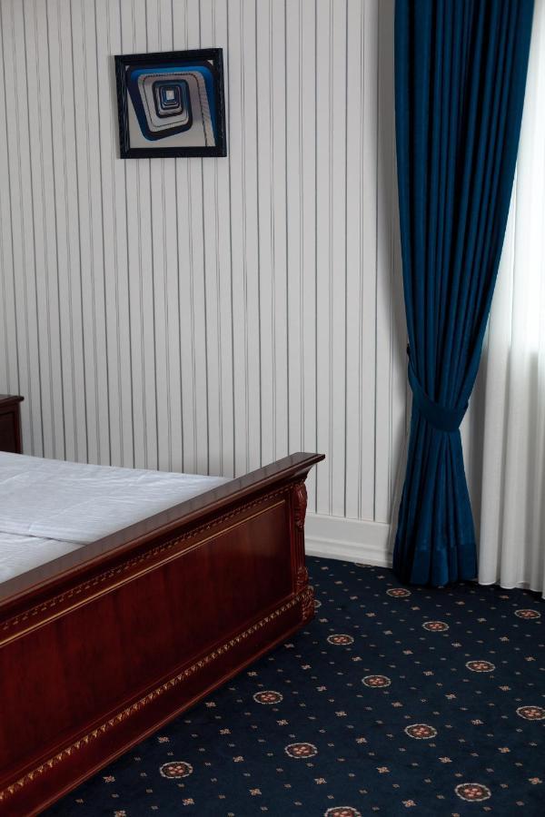 Hotel Aristocrat チェルニウツィー エクステリア 写真