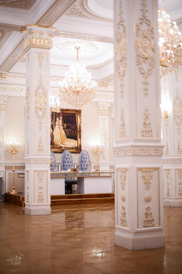 Hotel Aristocrat チェルニウツィー エクステリア 写真