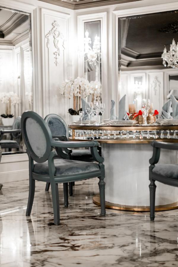 Hotel Aristocrat チェルニウツィー エクステリア 写真