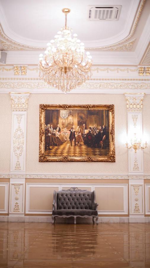 Hotel Aristocrat チェルニウツィー エクステリア 写真