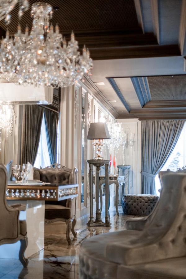 Hotel Aristocrat チェルニウツィー エクステリア 写真