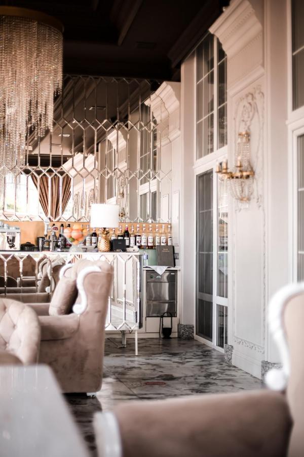 Hotel Aristocrat チェルニウツィー エクステリア 写真