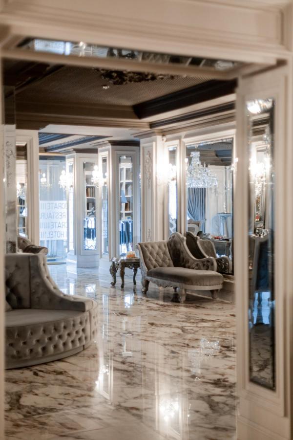 Hotel Aristocrat チェルニウツィー エクステリア 写真